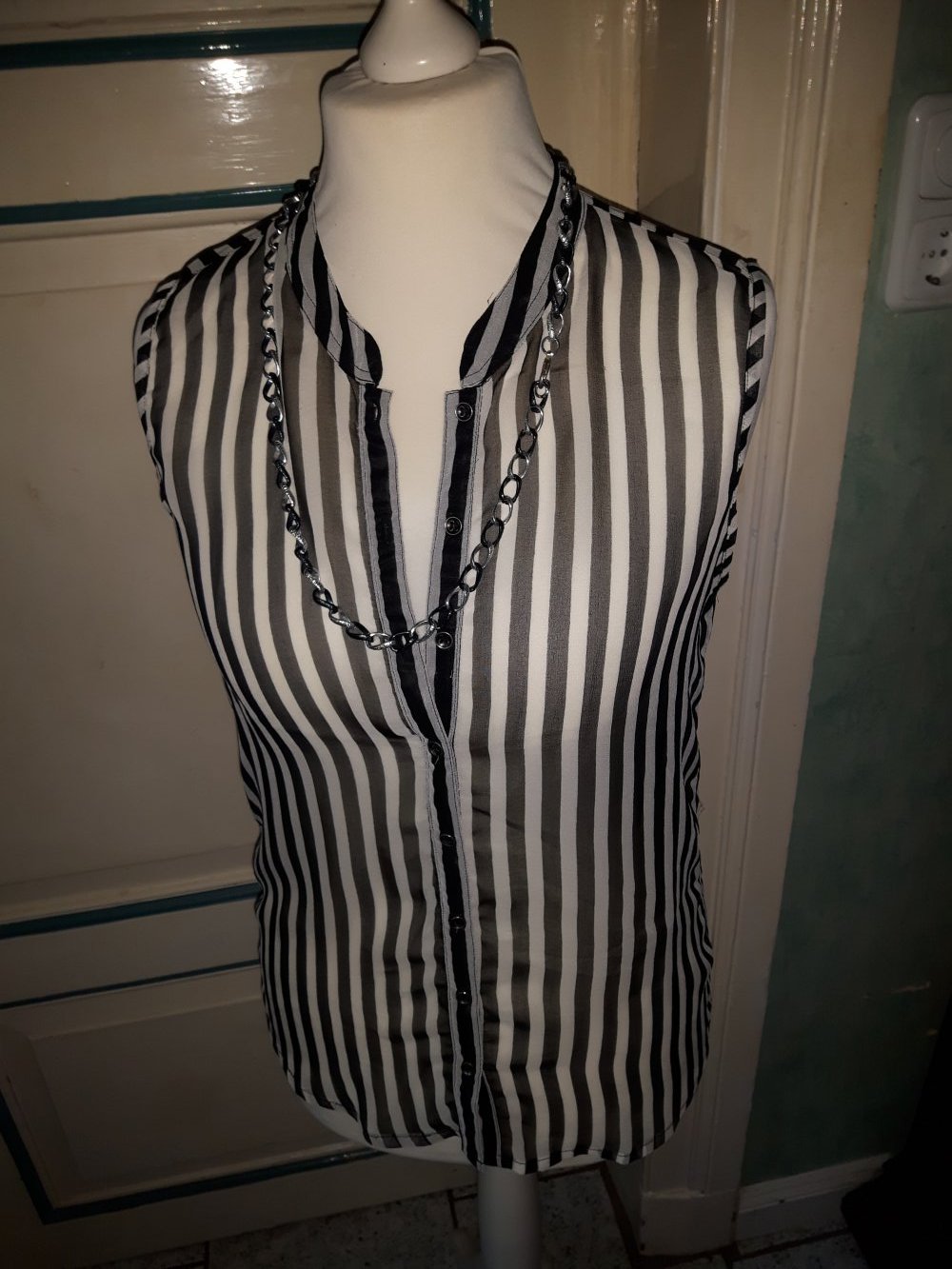 Moderne Damenbluse mit passender Kette