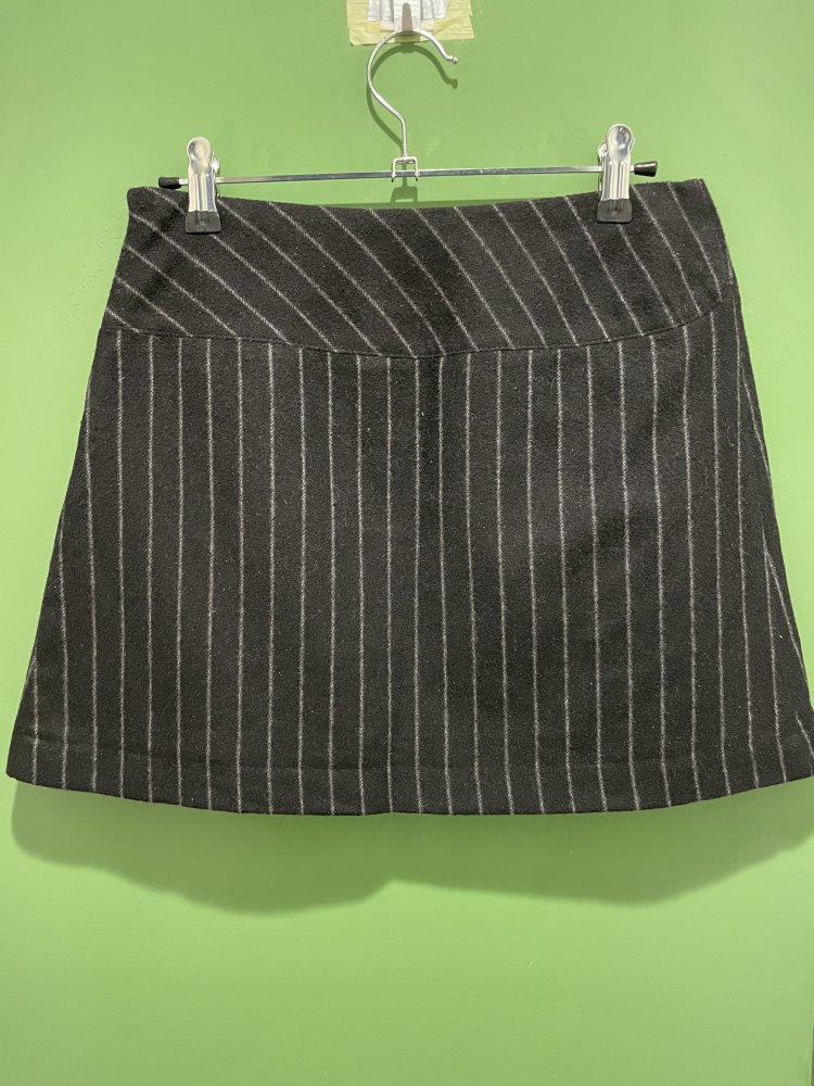 TED BAKER Schwarzer Minirock mit strukturierten Streifte
