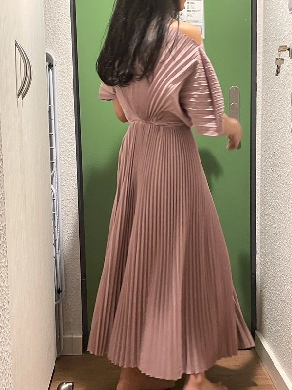 Roses Schulterfreies Kleid mit fließenden Falten