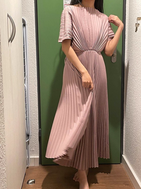 Roses Schulterfreies Kleid mit fließenden Falten
