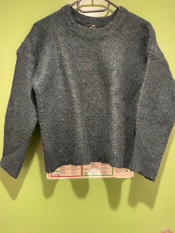 Dunkelgrüner Pullover