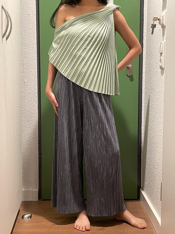 Salbeigrüne One-Shoulder-Faltentop