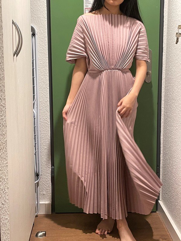 Roses Schulterfreies Kleid mit fließenden Falten