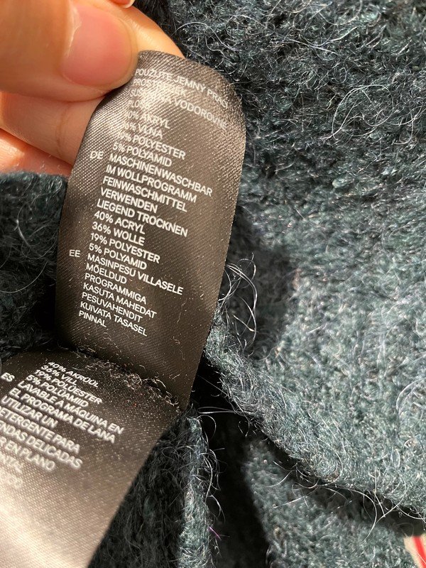 Dunkelgrüner Pullover