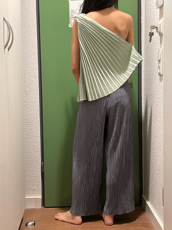 Salbeigrüne One-Shoulder-Faltentop
