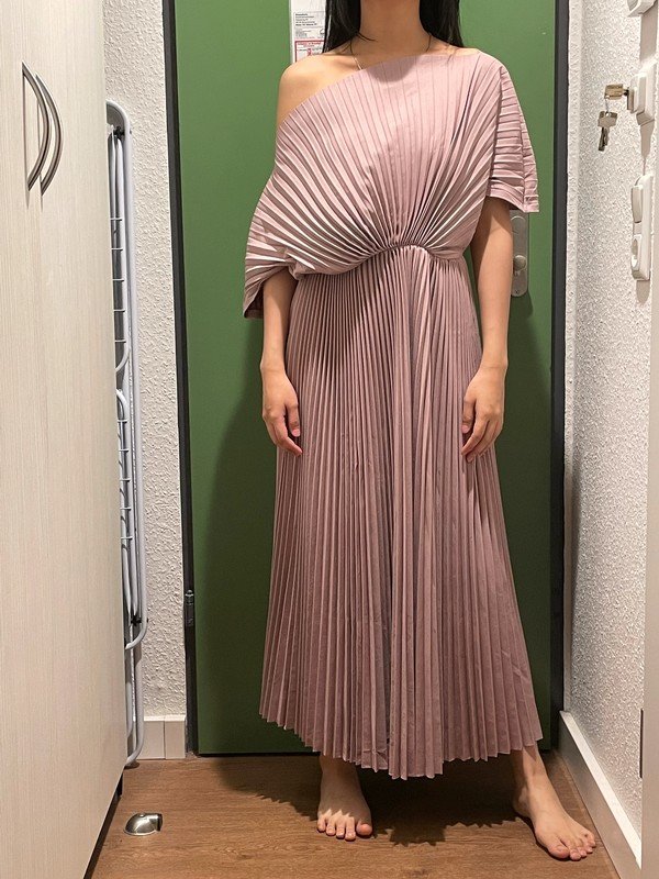 Roses Schulterfreies Kleid mit fließenden Falten