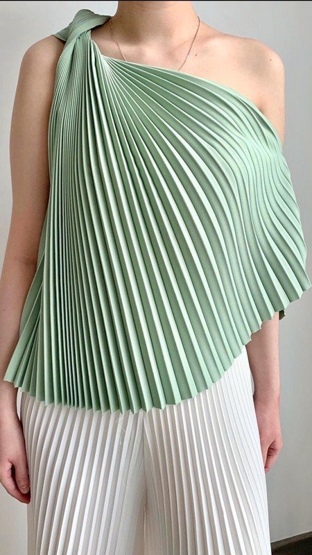 Salbeigrüne One-Shoulder-Faltentop