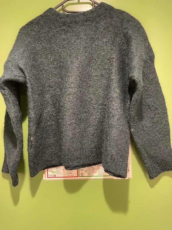 Dunkelgrüner Pullover
