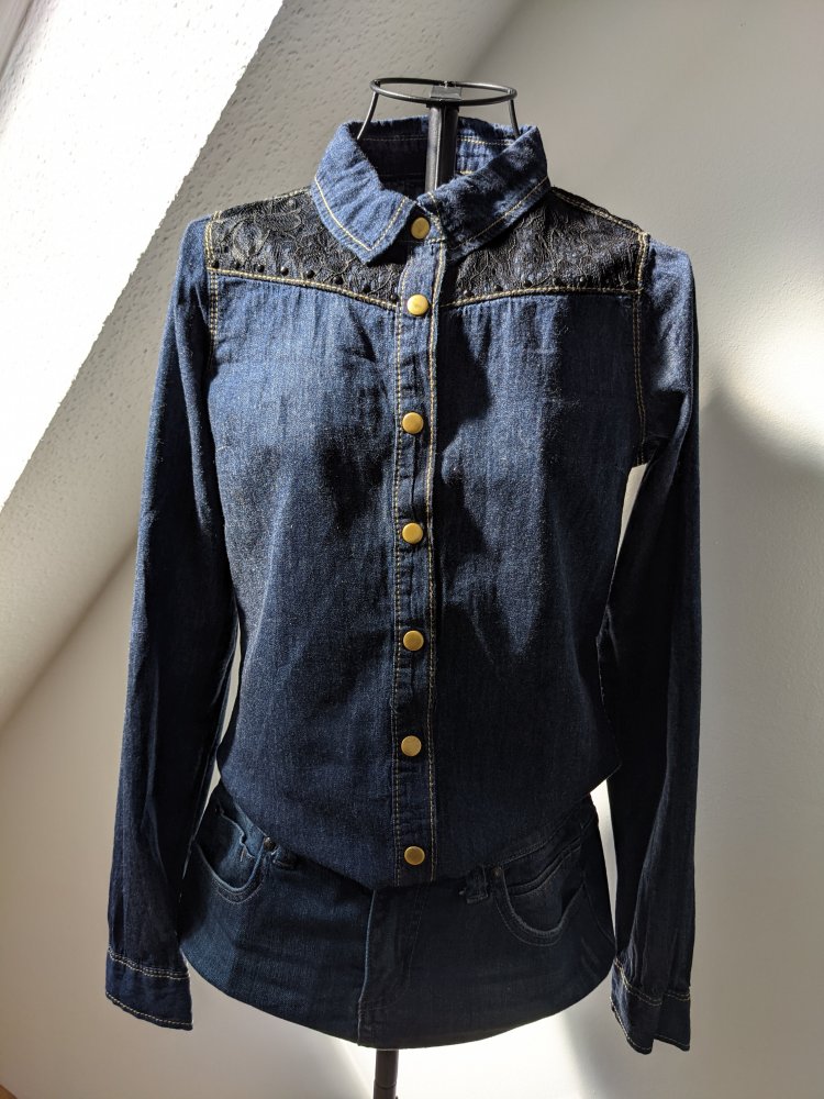 Romantisches Jeanshemd von Oxxy