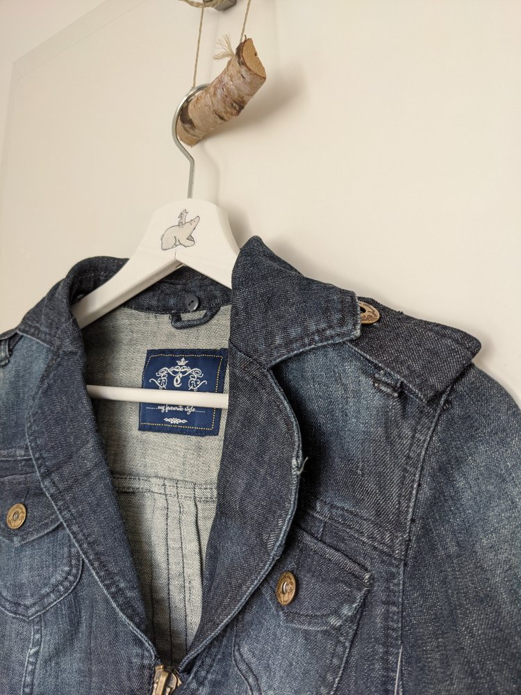Schmal geschnittene Jeansjacke von Clockhouse