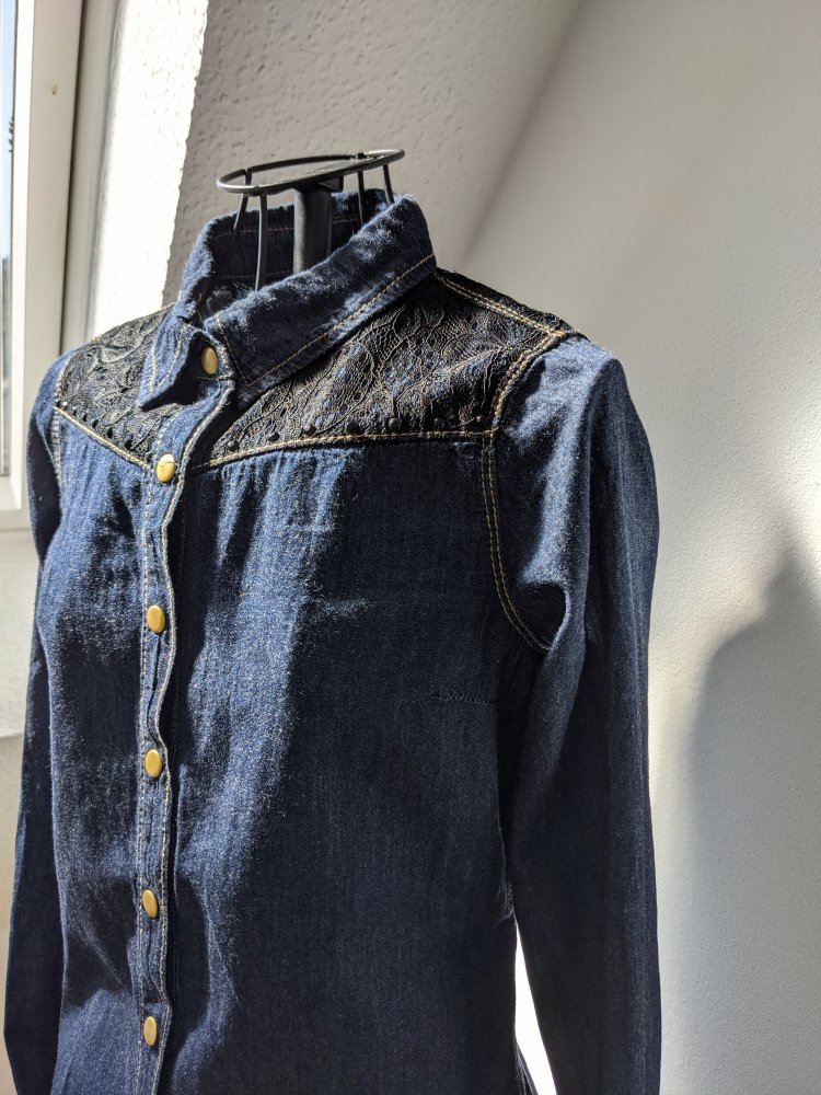 Romantisches Jeanshemd von Oxxy