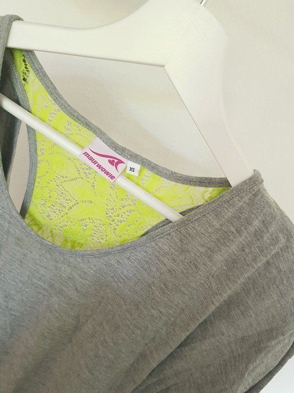 Sportliches Shirt mit Neoneinsätzen