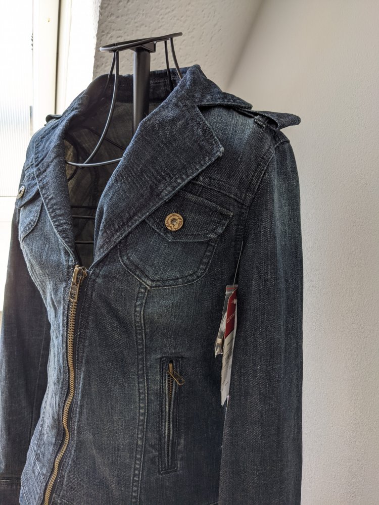 Schmal geschnittene Jeansjacke von Clockhouse