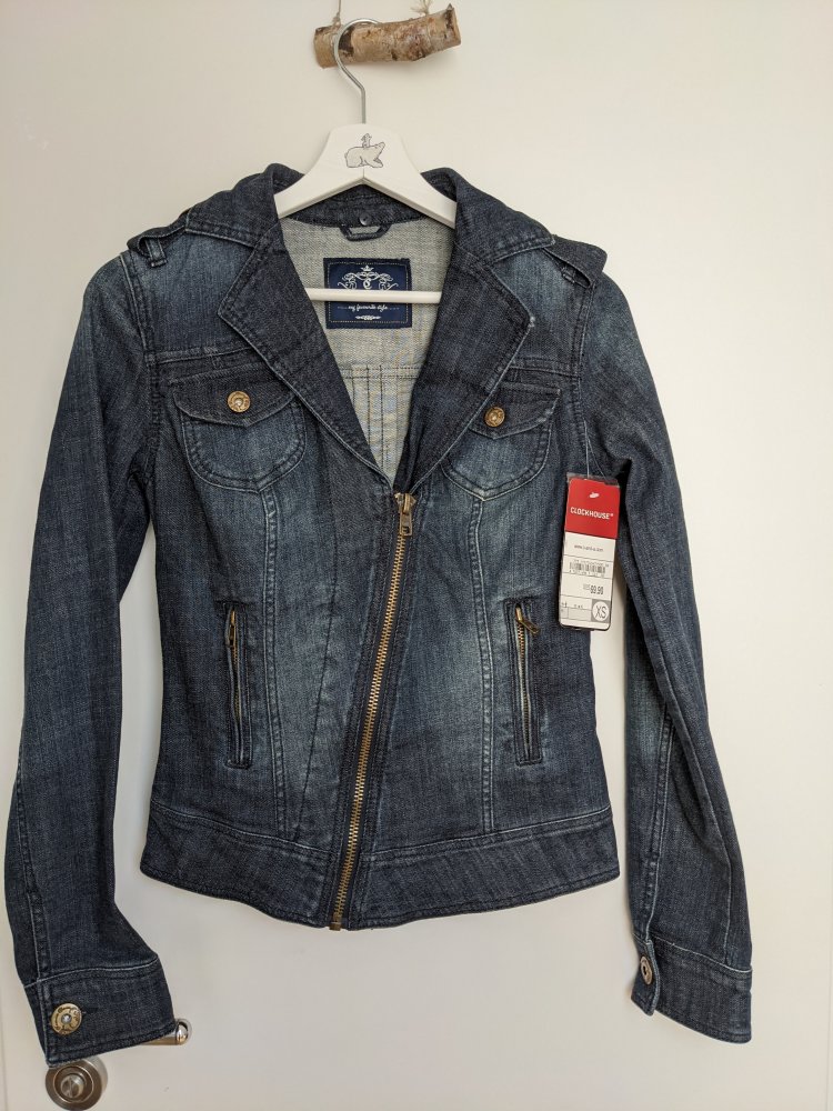 Schmal geschnittene Jeansjacke von Clockhouse