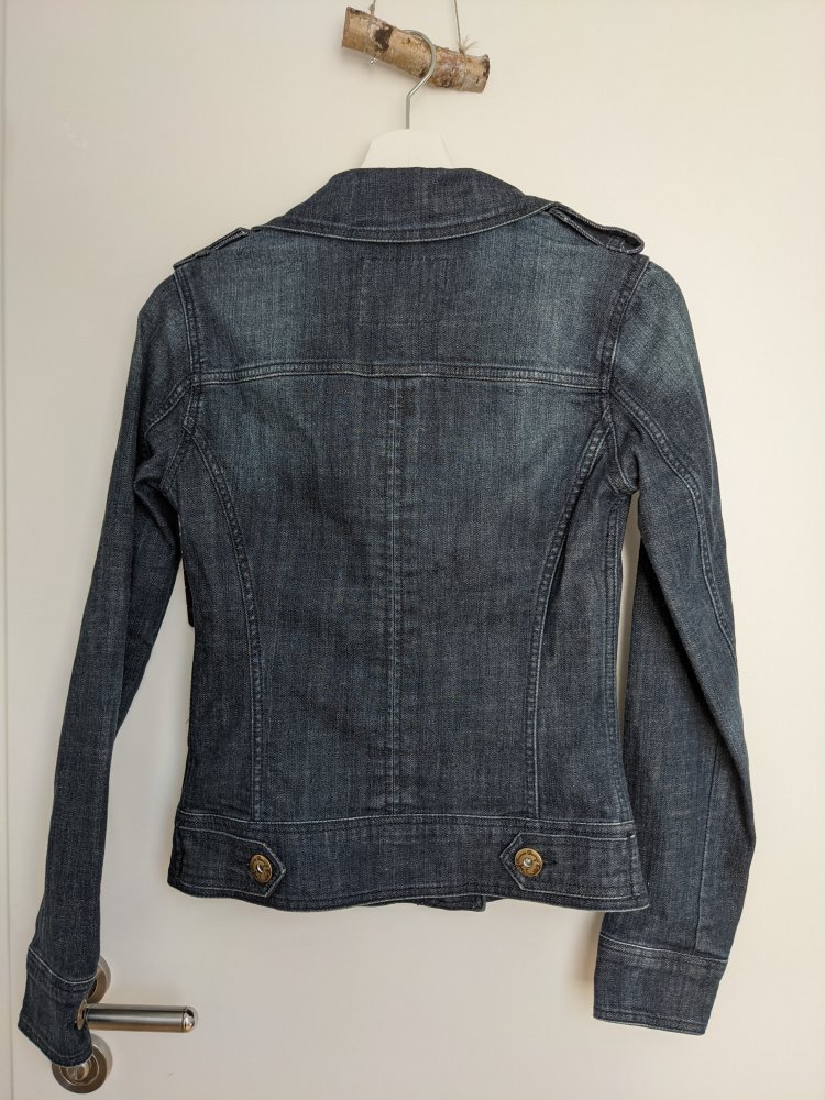 Schmal geschnittene Jeansjacke von Clockhouse