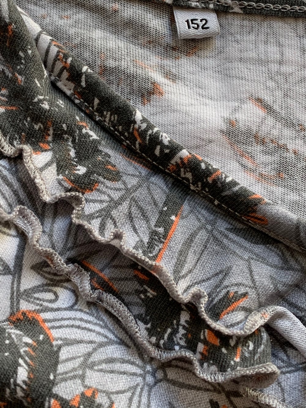 Süßer Jumpsuit mit hübschem Palmenmuster in Größe 152+ 