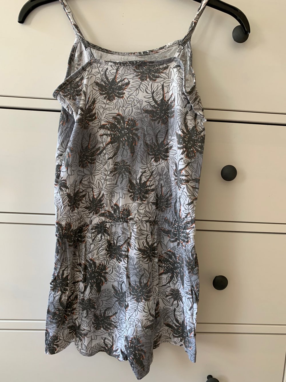 Süßer Jumpsuit mit hübschem Palmenmuster in Größe 152+ 