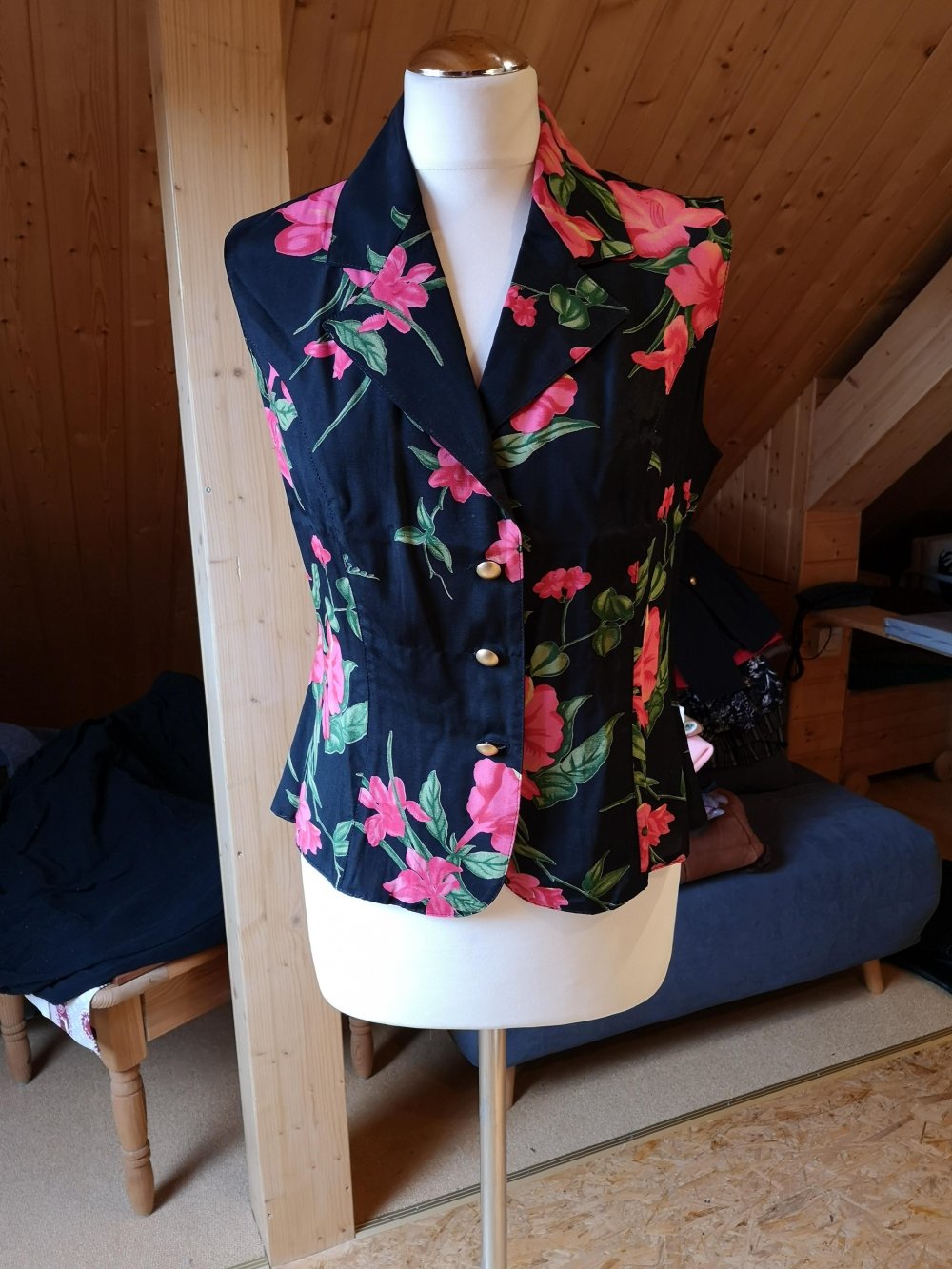 Weste festlich Blumenmuster Goldknöpfe S/36