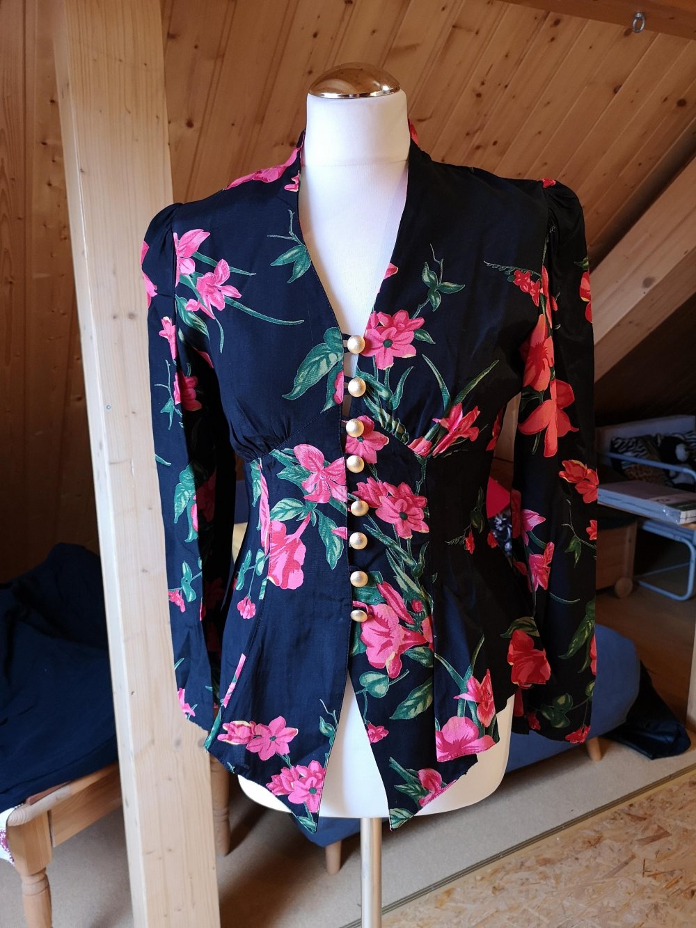 Bluse langarm Gr. 34 festlich Goldknöpfe Blumendruck 