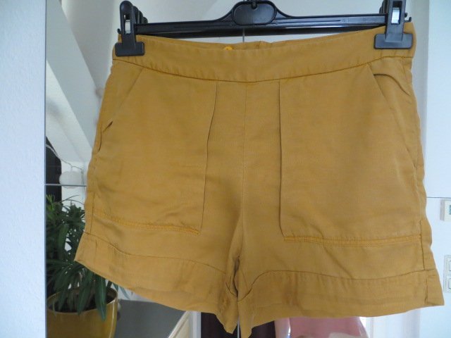 Shorts von Zara in Senfgelb