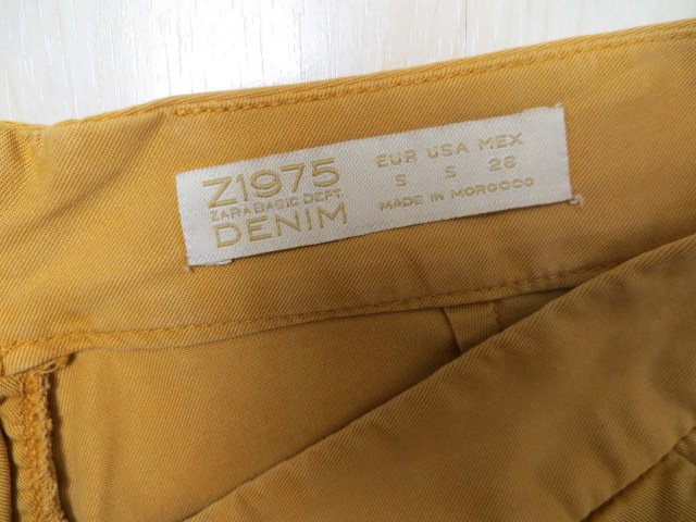 Shorts von Zara in Senfgelb