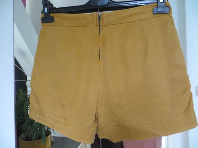 Shorts von Zara in Senfgelb