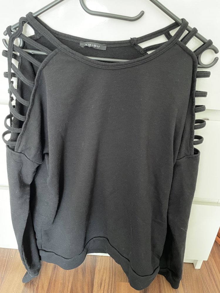 Schwarzer Pulli mit Cut Outs 