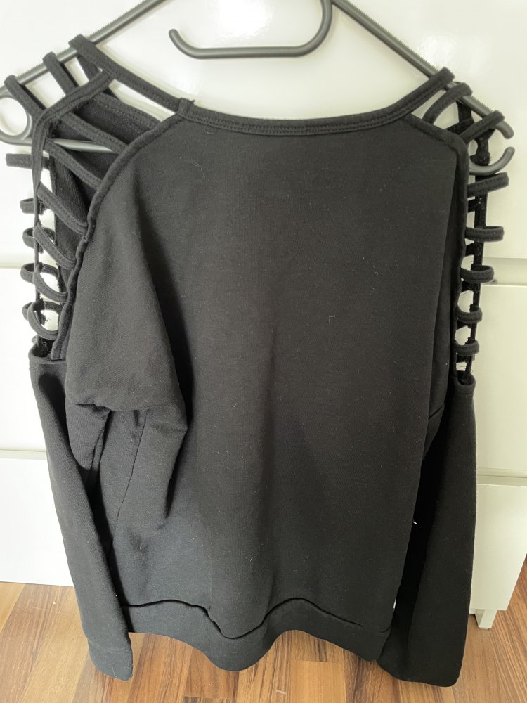 Schwarzer Pulli mit Cut Outs 