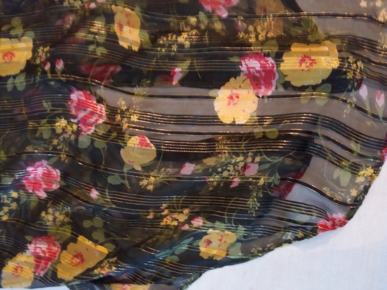 Lange hauchdünne Bluse mit Goldfaden und Blumenmuster, genäht, Gr. 36/38, schwarz bunt,