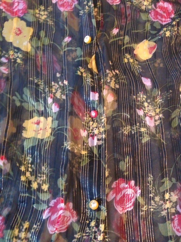 Lange hauchdünne Bluse mit Goldfaden und Blumenmuster, genäht, Gr. 36/38, schwarz bunt,