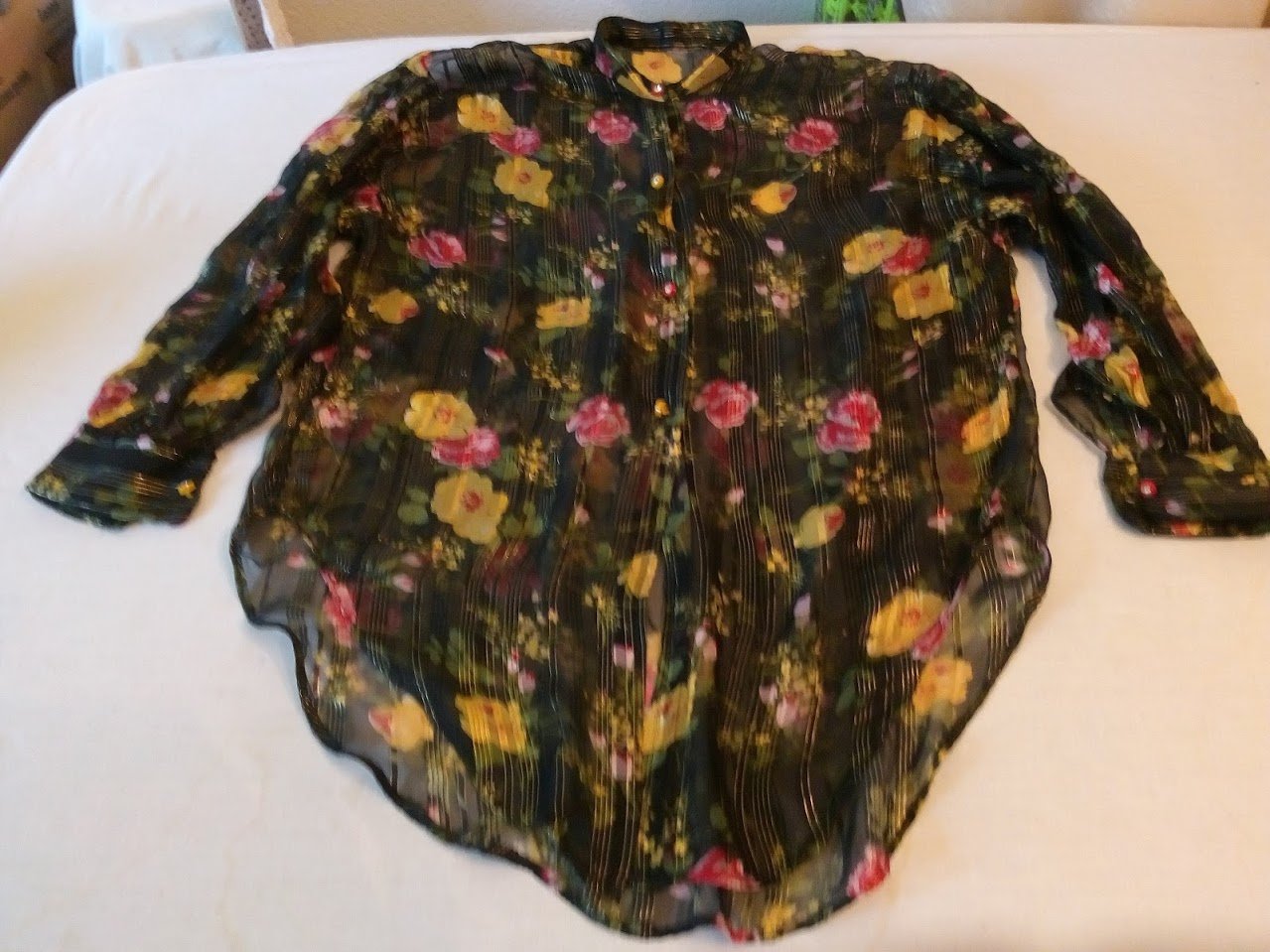 Lange hauchdünne Bluse mit Goldfaden und Blumenmuster, genäht, Gr. 36/38, schwarz bunt,