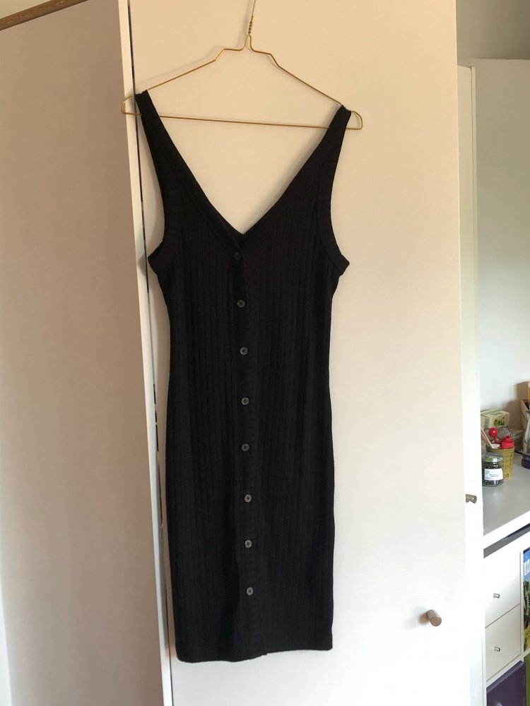 Schwarzes mittellanges Stoffkleid