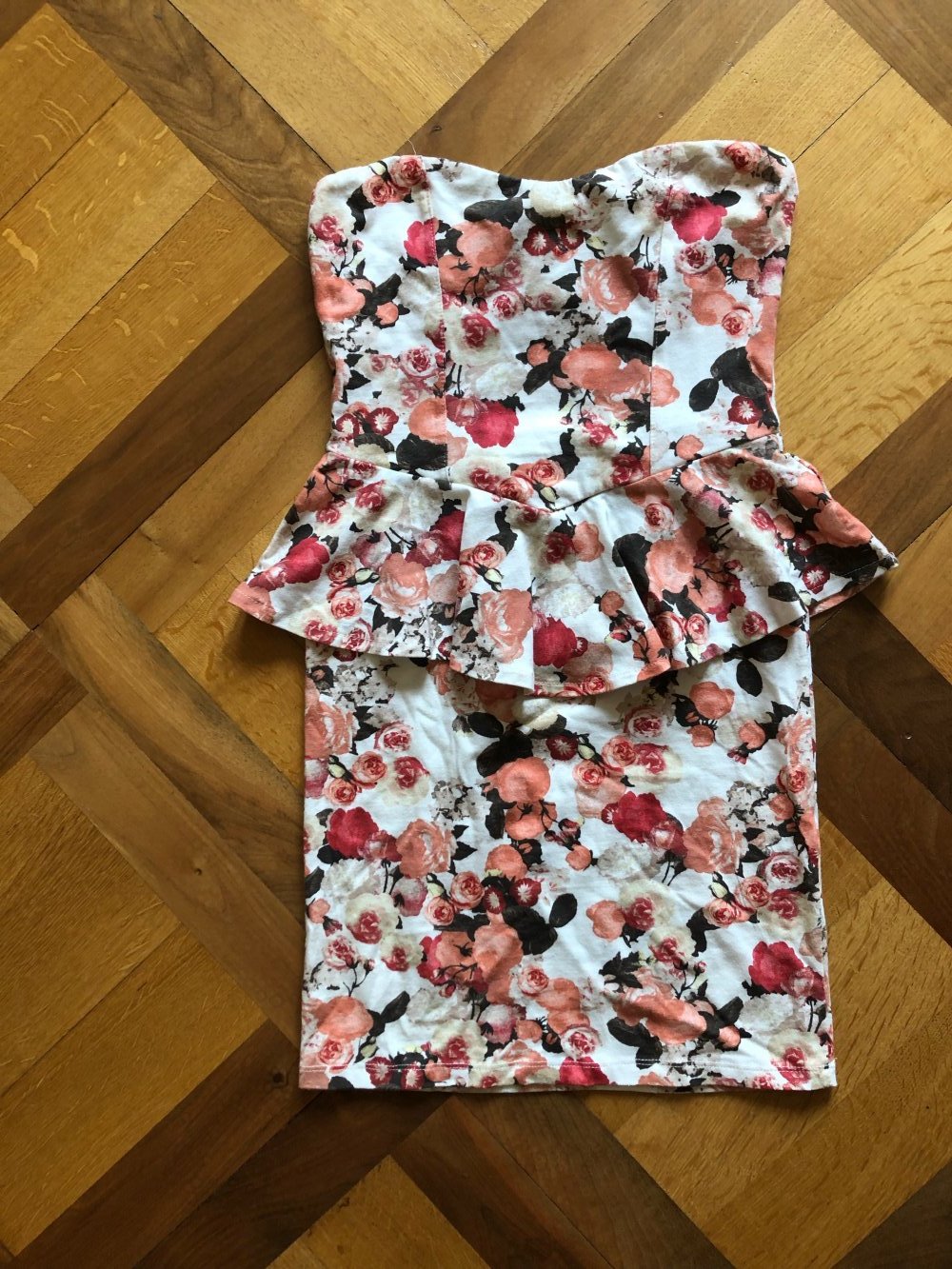 Geblümtes Minikleid mit Schösschen