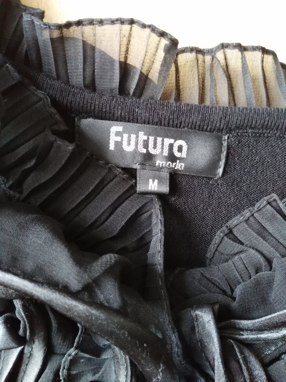Wunderschöner schwarzer Pulli mit Rüschen