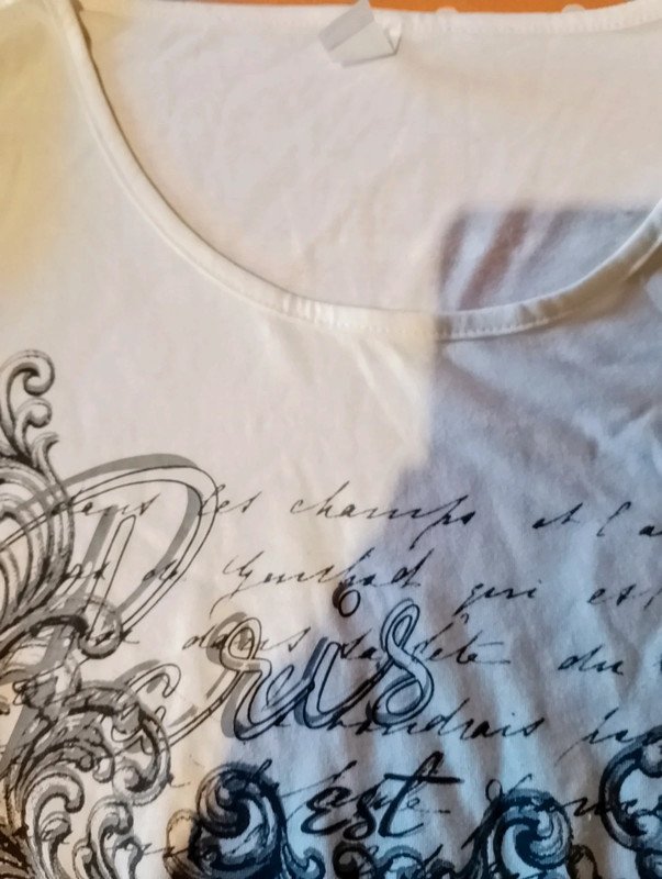 Schönes Neuwertiges Damen Baumwoll Shirt Gr.48 creme graues Motiv