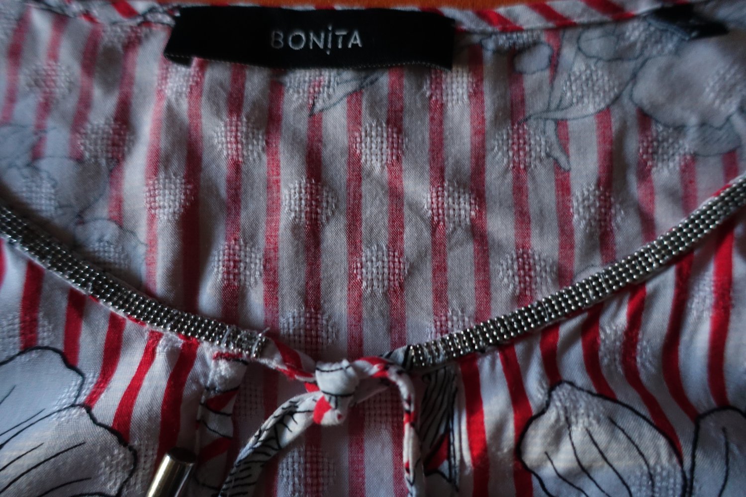 Bonita Damen Bluse Gr.44 rot weiß grau gestr. Blumen Glitzer