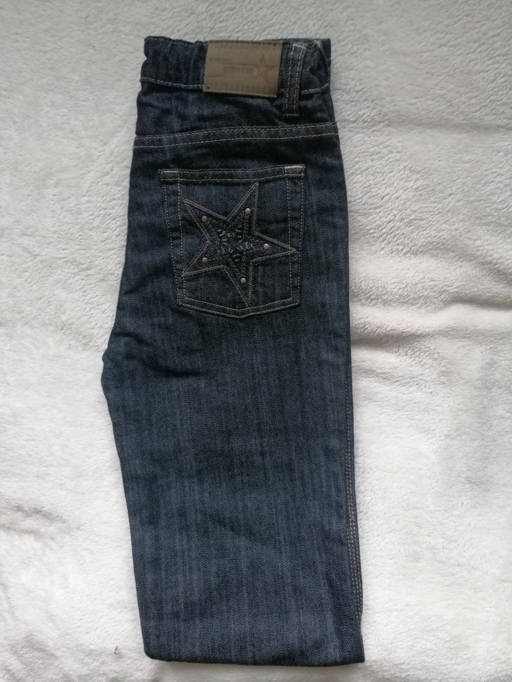 ganz dunkle Jeans
