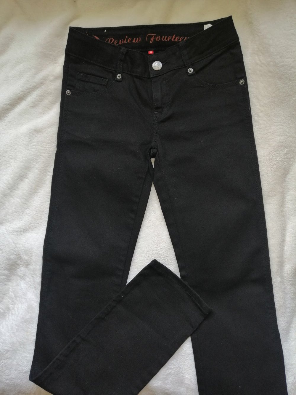 Schmal geschnittene schwarze Jeans