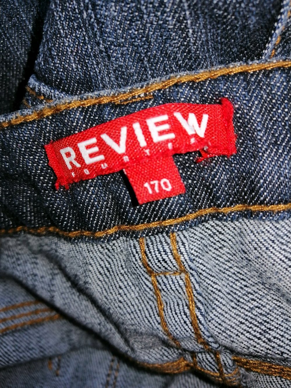 dunkelblaue Jeans mit leichtem Fade out