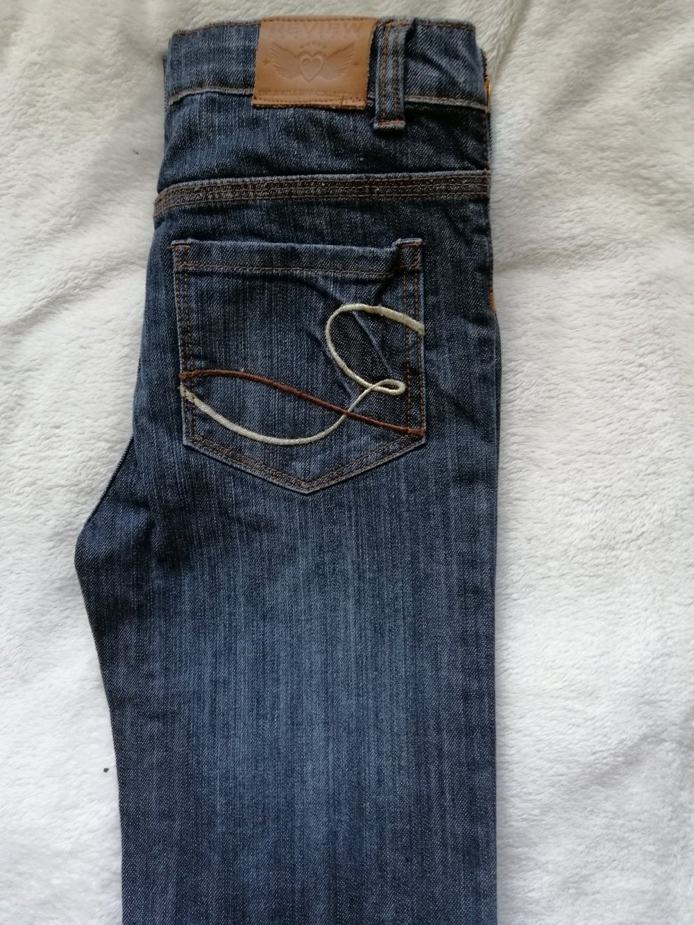 dunkelblaue Jeans mit leichtem Fade out