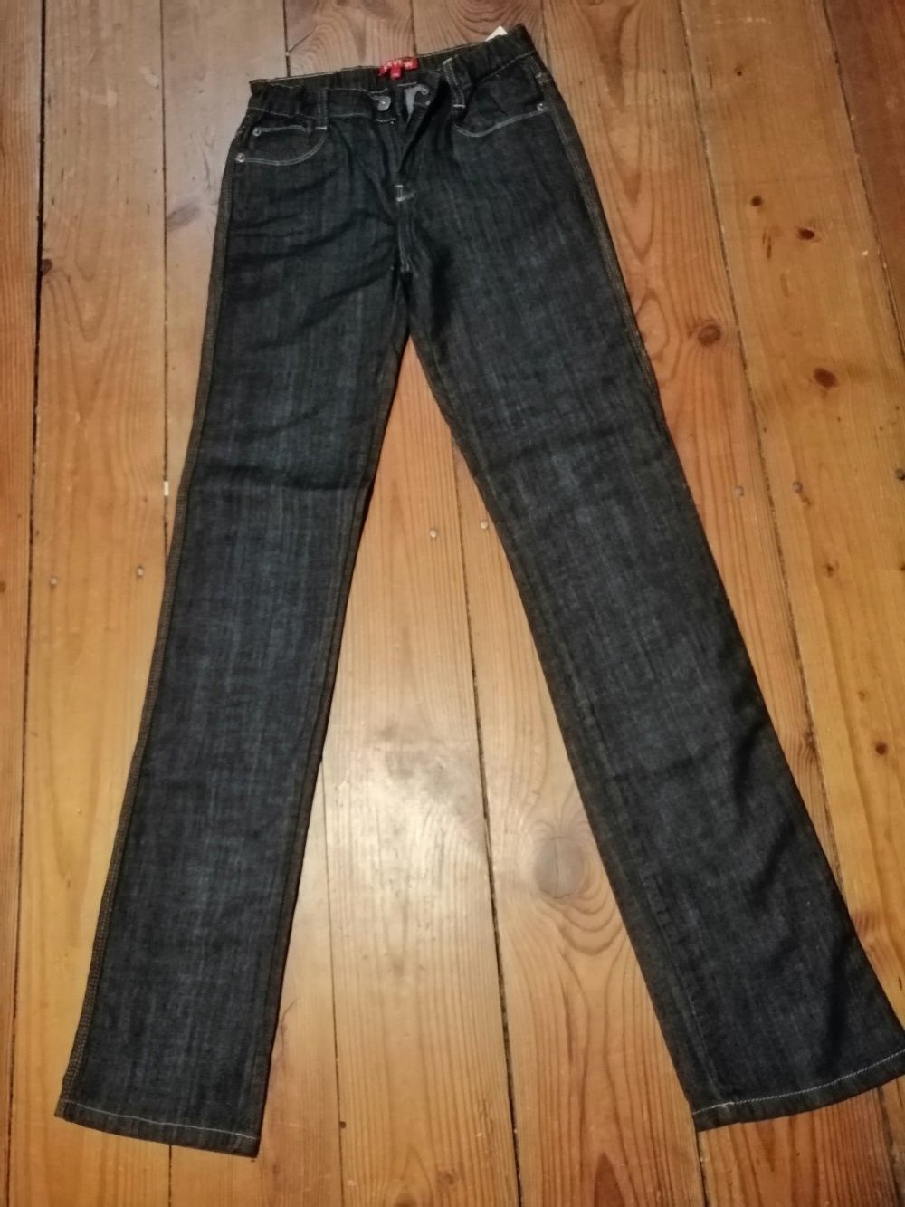 ganz dunkle Jeans