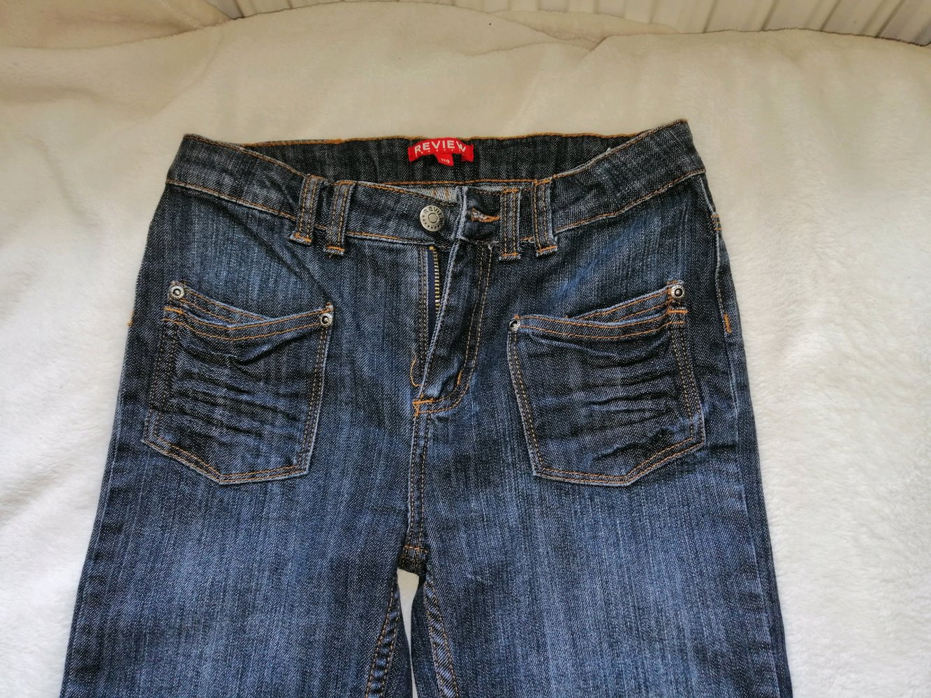 dunkelblaue Jeans mit leichtem Fade out