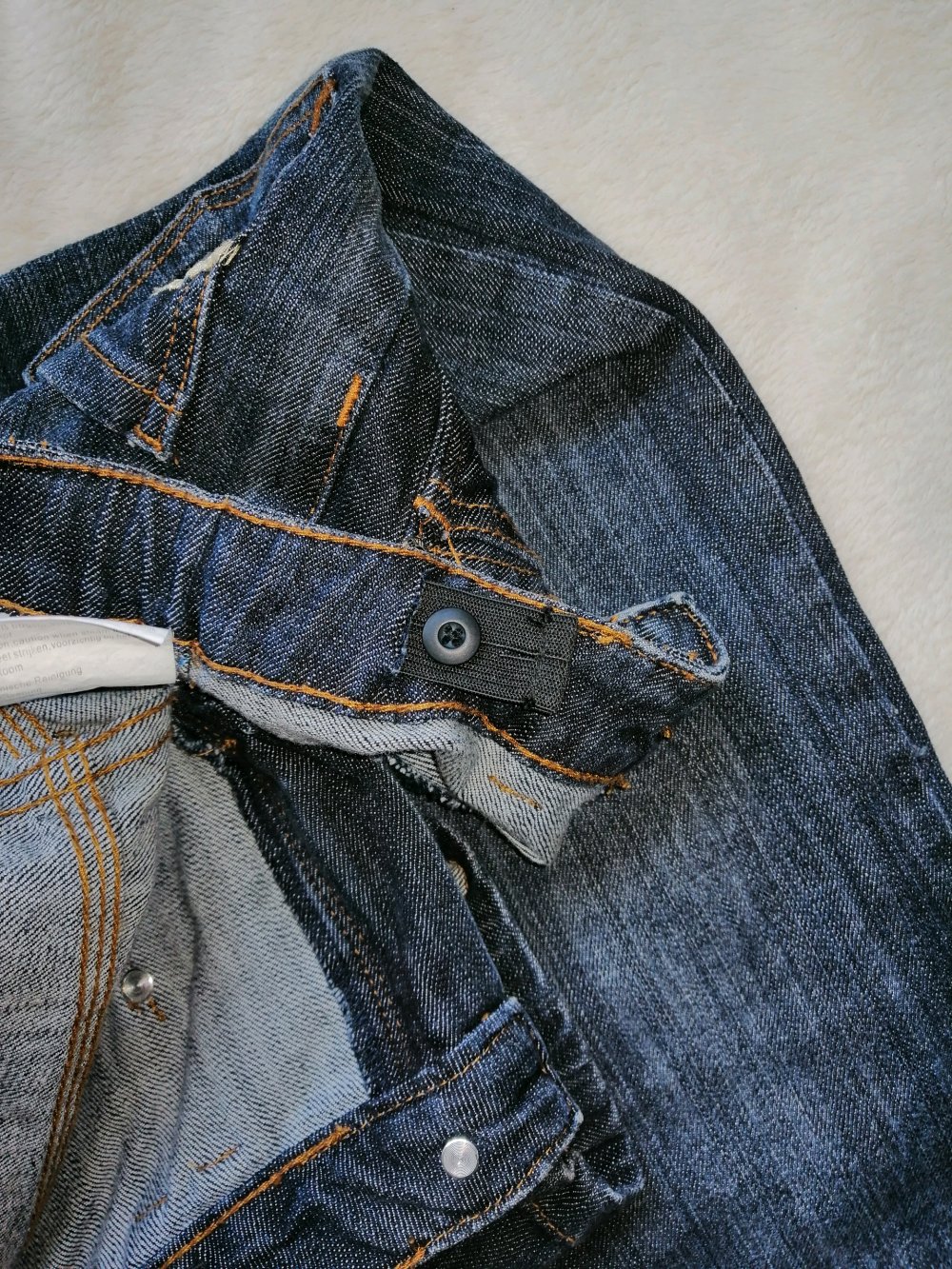 dunkelblaue Jeans mit leichtem Fade out