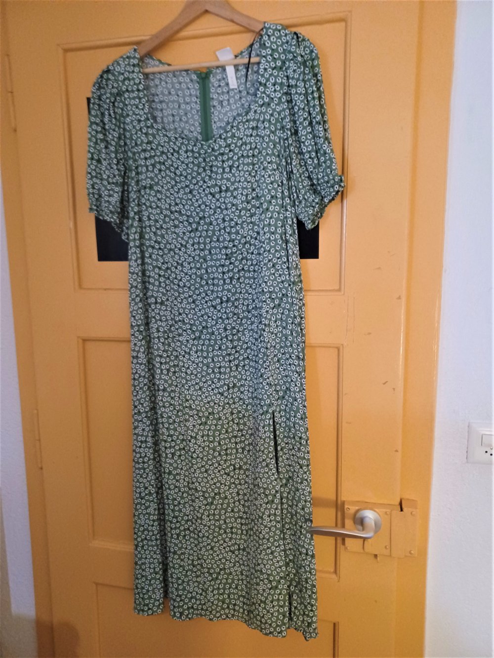 leichtes grünes geblümtes Sommerkleid
