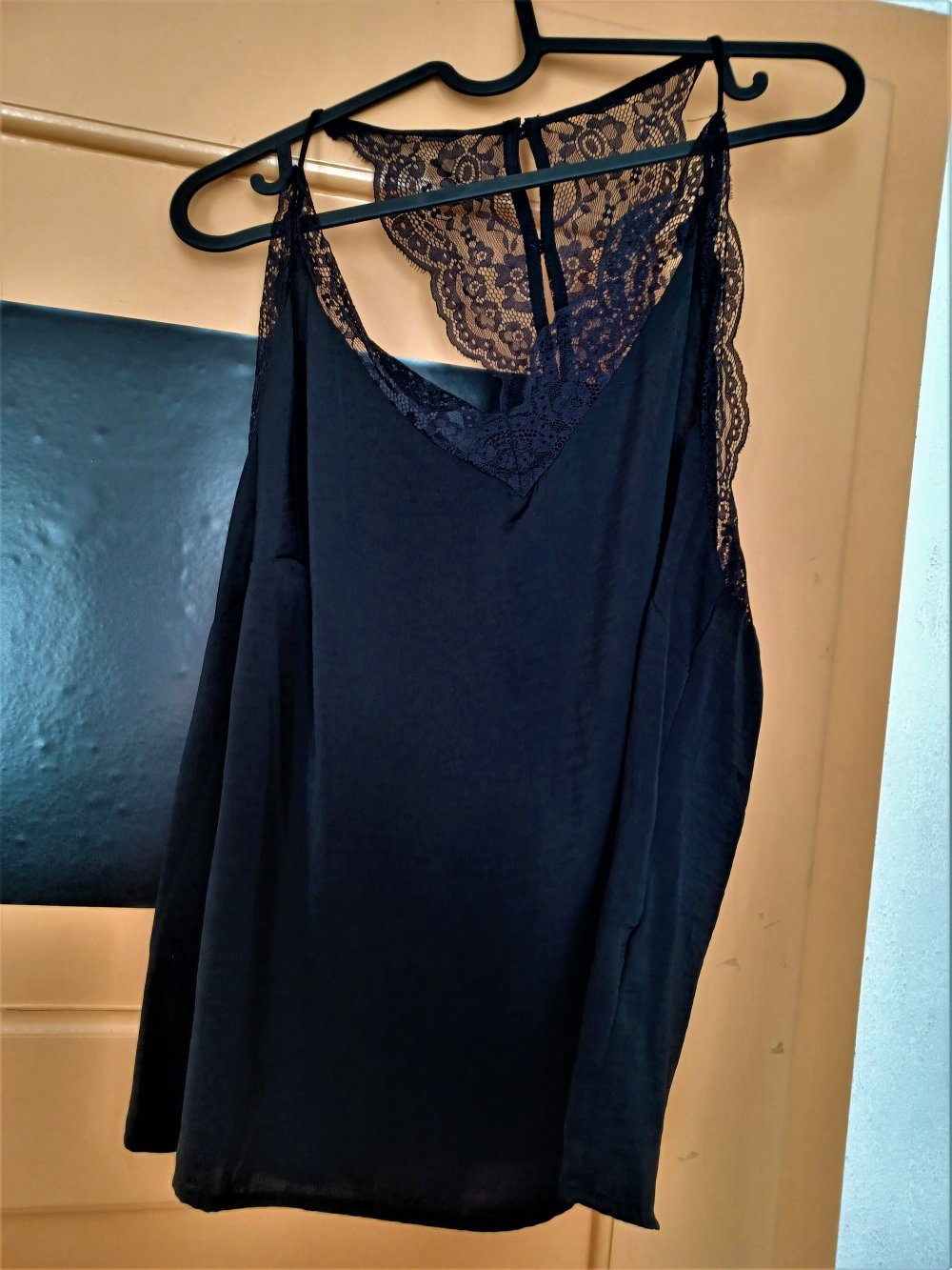 schwarze Bluse mit Spitzendetails