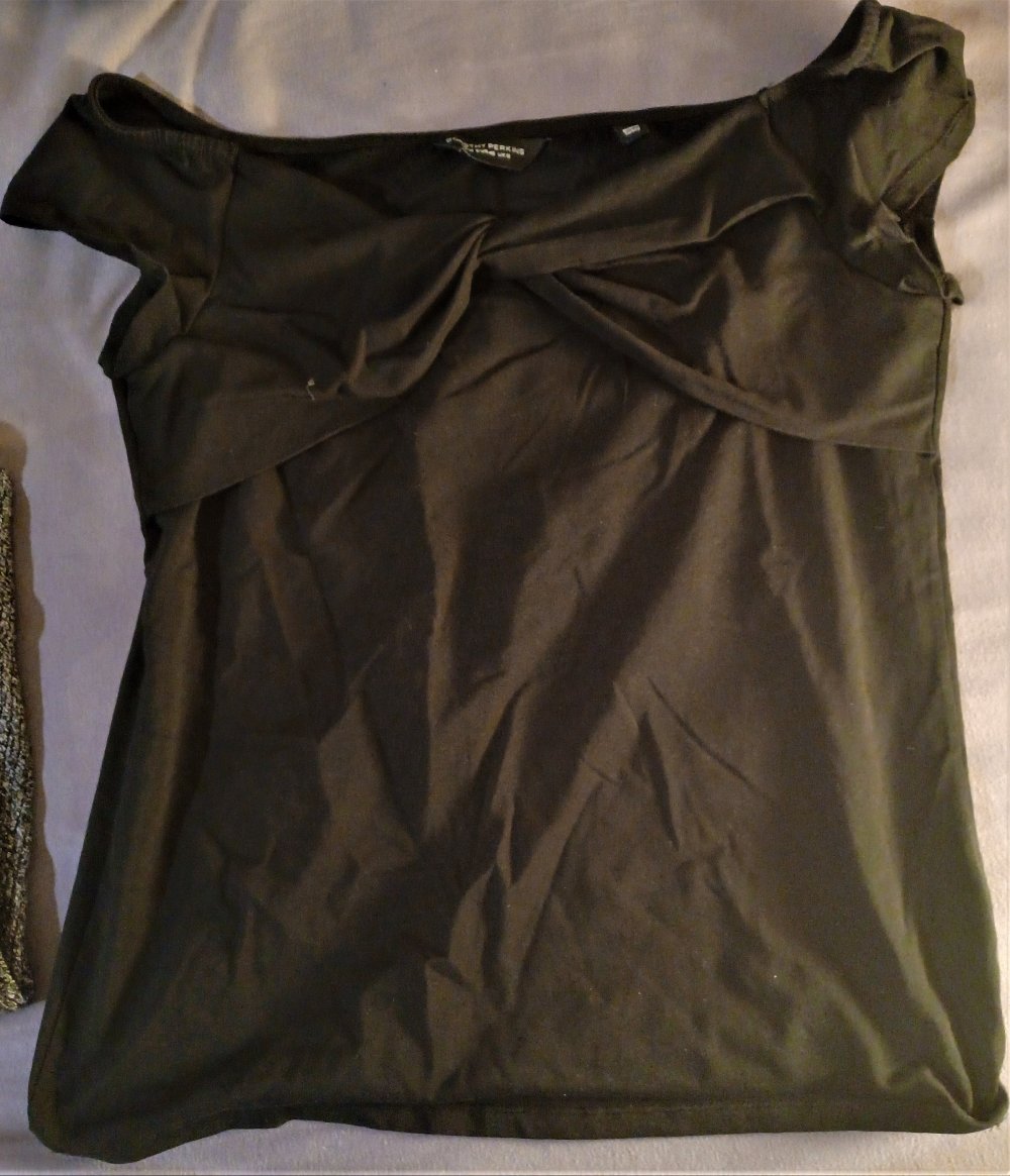 schwarzes Top schulterfrei