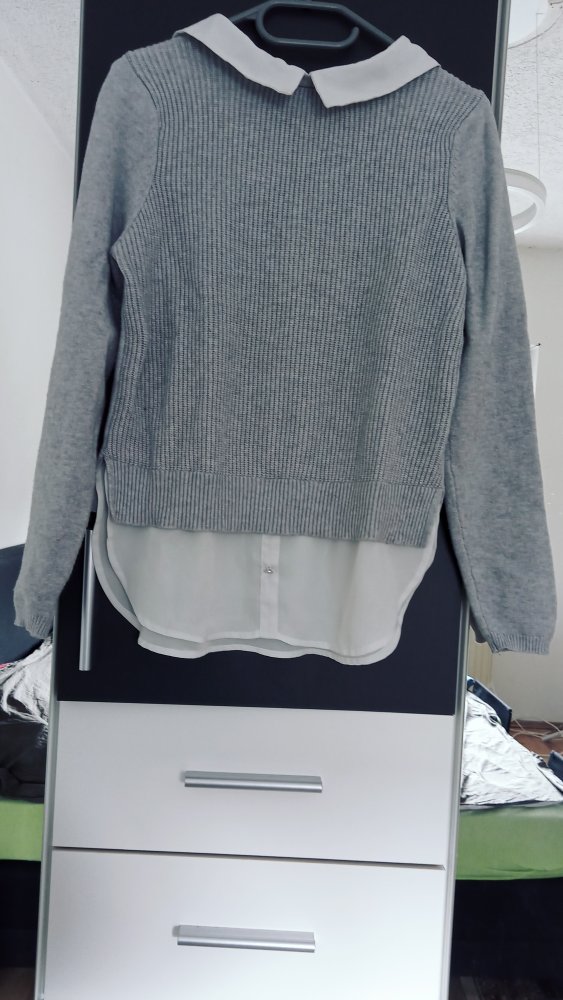 Schöner Pulli mit Chiffon