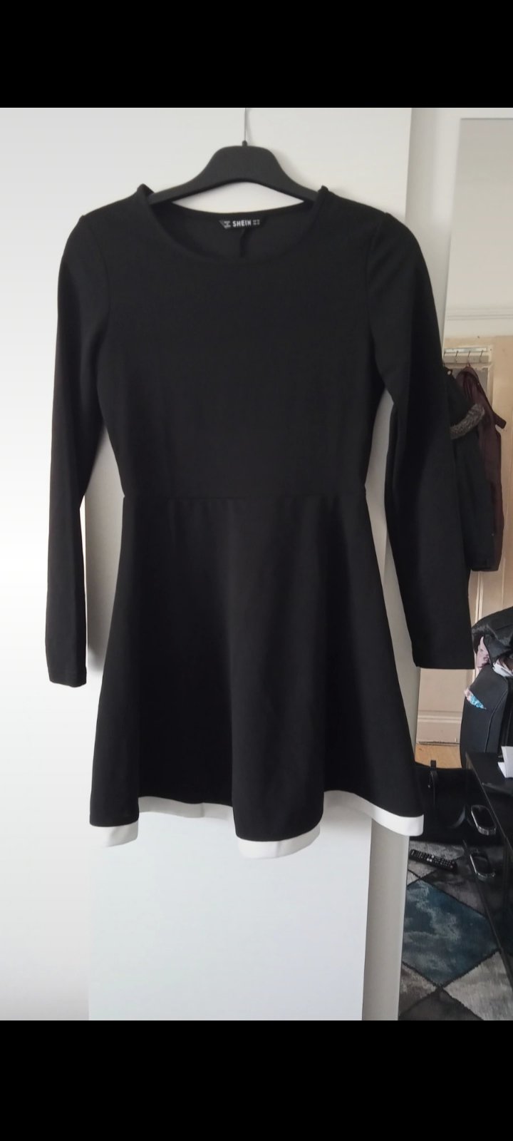 Schönes schwarzes Kleid