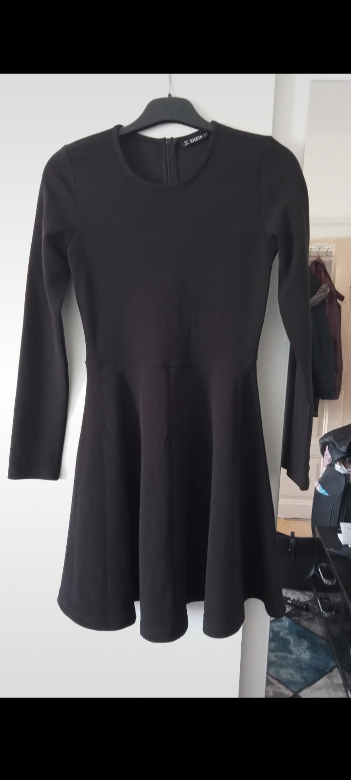 Schwarzes Kleid
