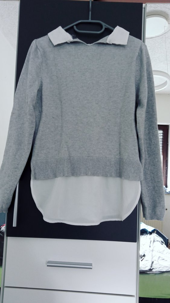 Schöner Pulli mit Chiffon